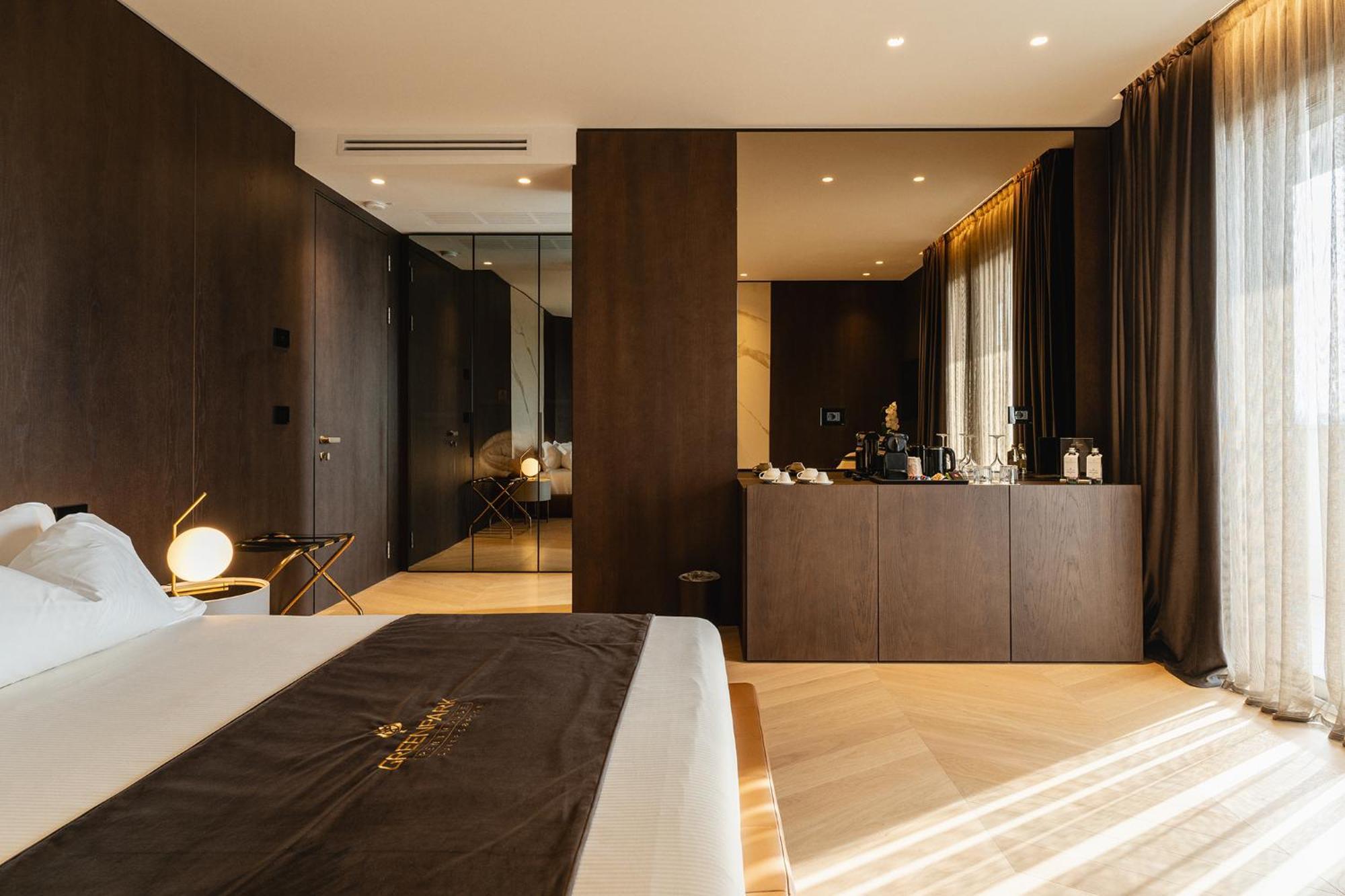 Park Penthouse & Pool - Heated Pool -